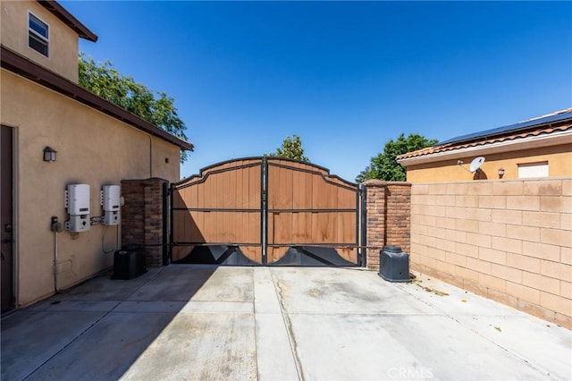 13195 Trailwood Way, Apple Valley, CA 92308 - gate with fence