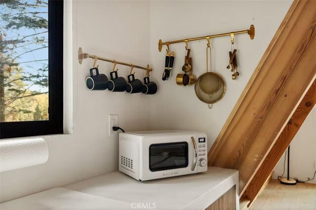 26664 Thunderbird Dr, Lake Arrowhead, CA 92391 - detailed view of white microwave