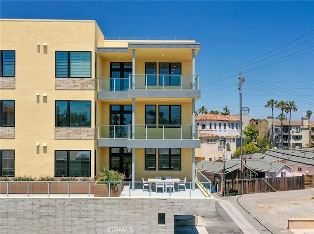 414 Main Unit 200, Huntington Beach, CA 92648 - view of building exterior with fence