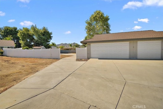 168 Radford Ct, Riverside, CA 92507 - garage featuring fence and a mountain view