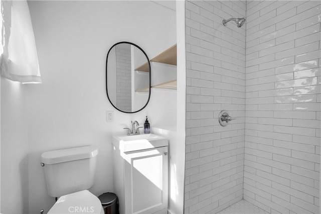 72473 Desert Trail Dr Unit 29, Palms, CA 92277 - bathroom featuring tiled shower, vanity, and toilet