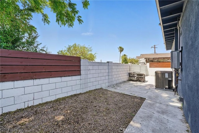 1343 Cordon Dr, City Terrace, CA 90063 - fenced backyard featuring a patio area