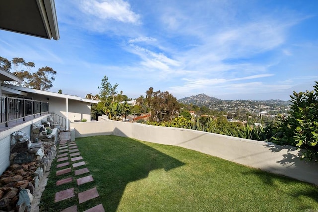 view of green lawn