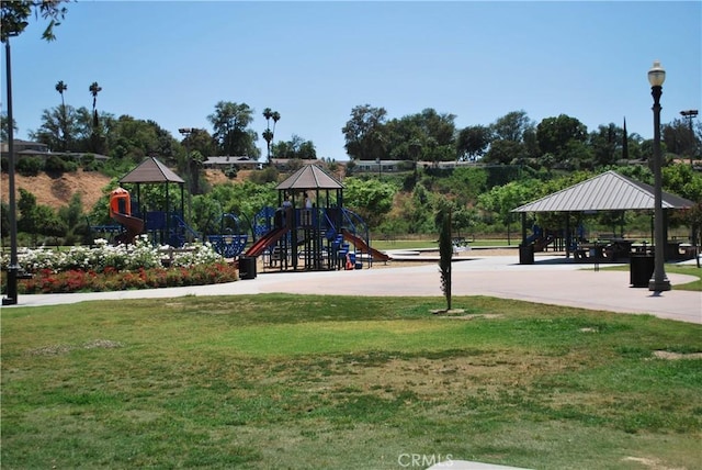4676 Maxwell Ct, Riverside, CA 92501 - communal playground with a lawn and a gazebo