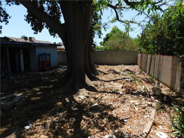 8553 Chimineas Ave, Northridge, CA 91325 - view of yard featuring fence