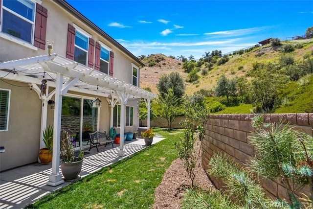 view of yard with a patio area and a pergola