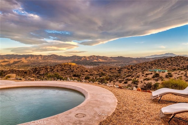 56714 Nelson Ave, Yucca Valley, CA 92284 - view of swimming pool featuring a mountain view