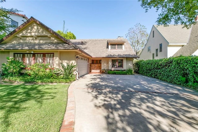 1558 Hillcrest Ave, Glendale, CA 91202 - view of front facade with an attached garage, driveway, stucco siding, and a front yard