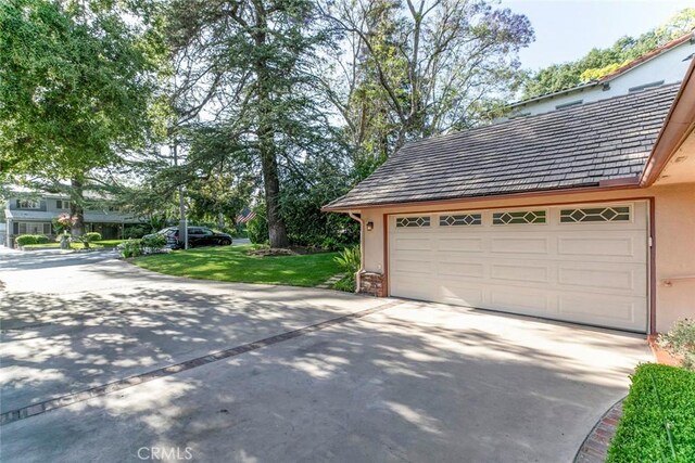 1558 Hillcrest Ave, Glendale, CA 91202 - garage featuring concrete driveway