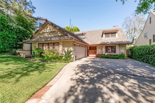 1558 Hillcrest Ave, Glendale, CA 91202 - view of front of house with stucco siding, a garage, a front yard, and driveway
