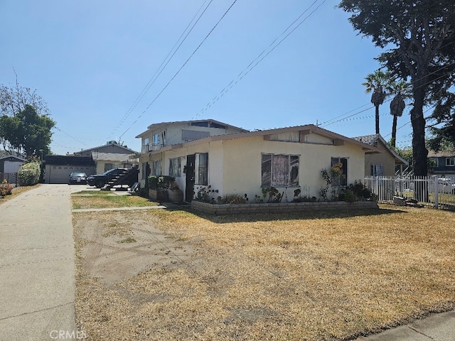 6704 Vinevale Ave, Bell, CA 90201 - view of front facade featuring stucco siding and driveway