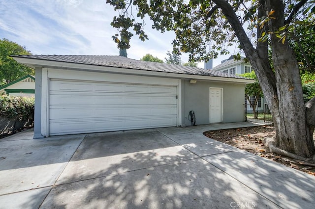 605 E Home Ave, Fresno, CA 93728 - garage with concrete driveway