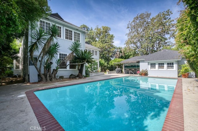 605 E Home Ave, Fresno, CA 93728 - view of swimming pool