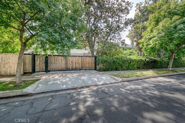 605 E Home Ave, Fresno, CA 93728 - gate featuring fence