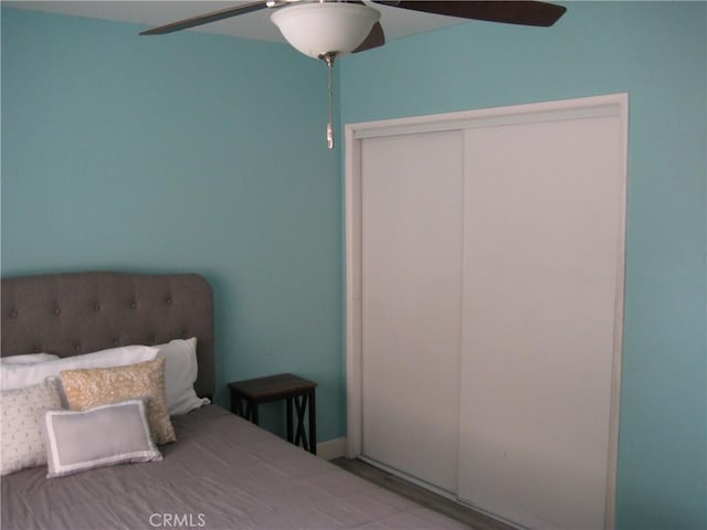 bedroom featuring ceiling fan and a closet