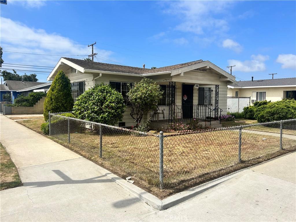 1096 E 20th St, Long Beach, CA 90806 - ranch-style home with a fenced front yard