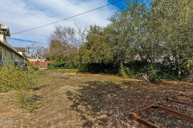 1065 Nithsdale Rd, Pasadena, CA 91105 - view of yard with fence and a garden