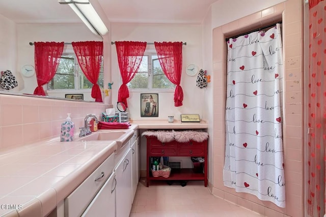 1065 Nithsdale Rd, Pasadena, CA 91105 - bathroom with healthy amount of natural light, vanity, decorative backsplash, and curtained shower