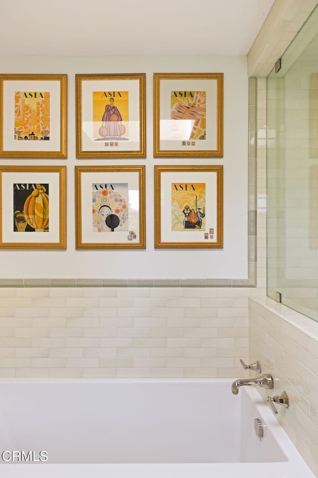 1555 Scenic Dr, Pasadena, CA 91103 - bathroom featuring a bath