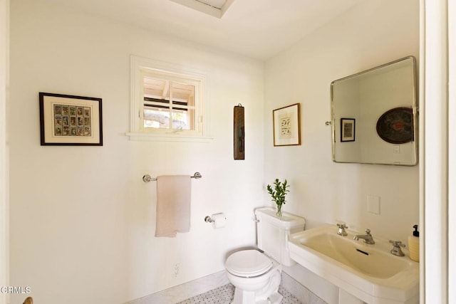 1555 Scenic Dr, Pasadena, CA 91103 - bathroom with toilet and a sink