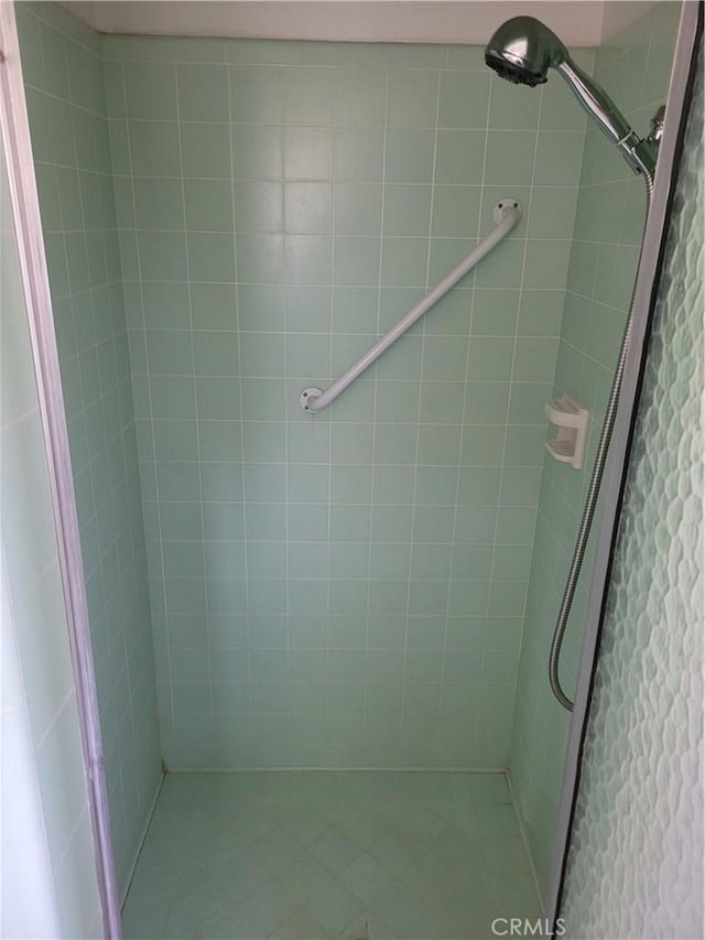 11674 Oak Ln, Yucaipa, CA 92399 - full bath featuring a tile shower