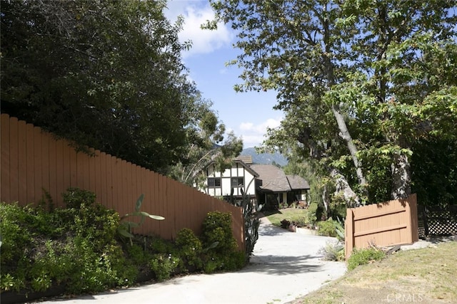 24300 Sylvan Glen Rd, Calabasas, CA 91302 - view of concrete driveway