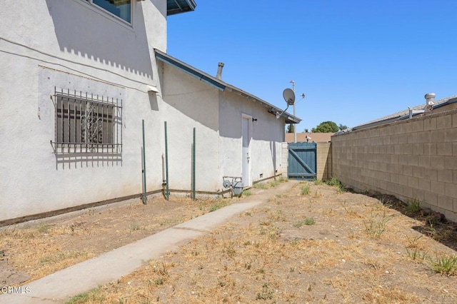 2575 Gayle Pl, Simi Valley, CA 93065 - view of yard featuring a gate