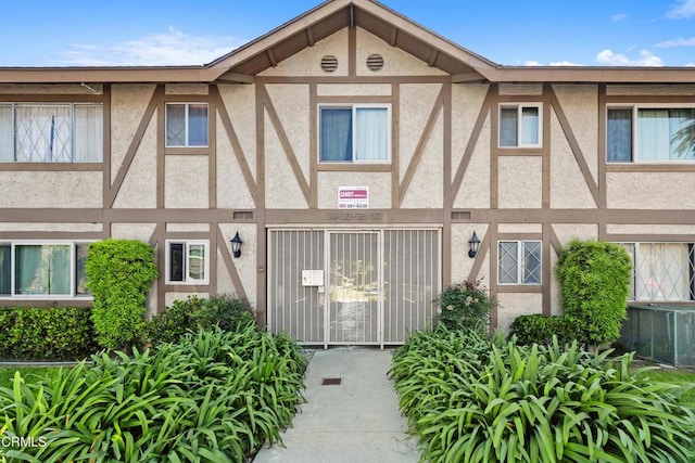 view of exterior entry featuring stucco siding