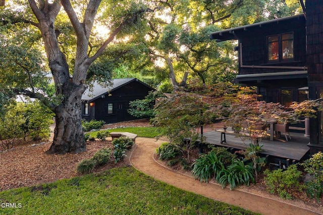 657 Prospect Blvd, Pasadena, CA 91103 - view of yard with a deck