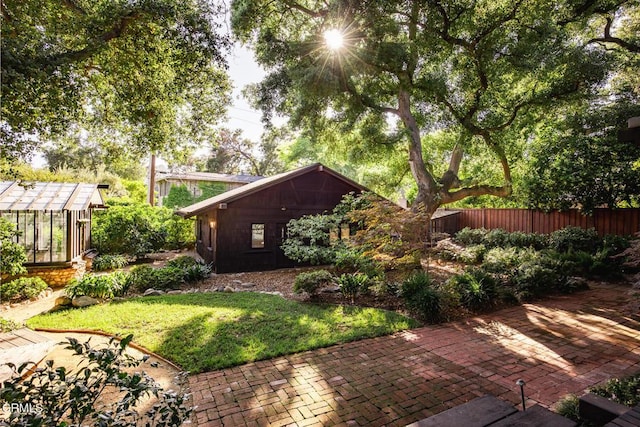 657 Prospect Blvd, Pasadena, CA 91103 - view of yard featuring a patio area