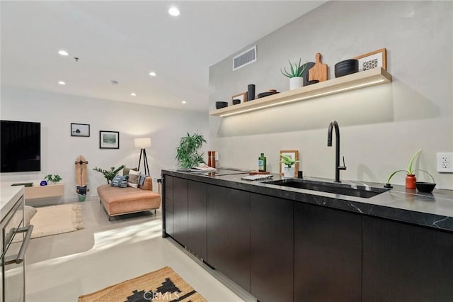 700 Main St Unit 4, Venice, CA 90291 - bar with a sink, recessed lighting, and finished concrete floors