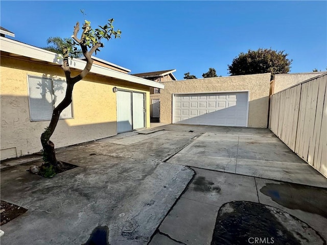 1516 W Burnett St, Long Beach, CA 90810 - view of home's exterior featuring stucco siding and fence