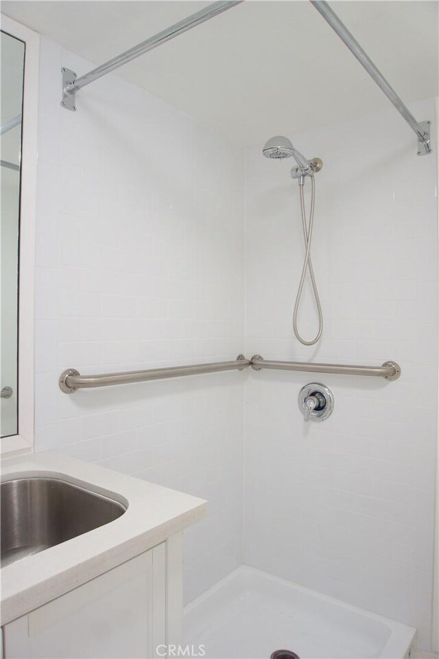 2800 Plaza Del Amo 190, Torrance, CA 90503 - bathroom with a tile shower and vanity