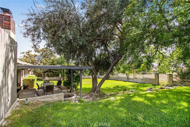 view of yard featuring a patio area