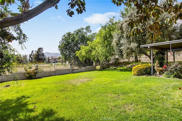 view of yard featuring a mountain view