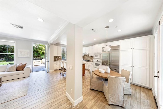 107 Plaza Via Sol, San Clemente, CA 92673 - dining area featuring crown molding, light wood-style flooring, recessed lighting, and baseboards