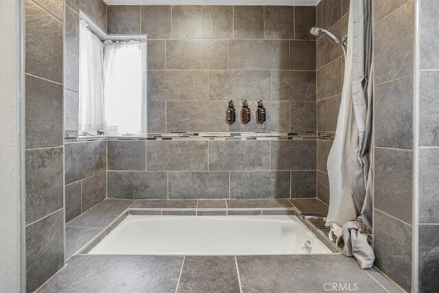 1033 Nadelhorn Dr, Lake Arrowhead, CA 92352 - bathroom with tiled shower / bath combo