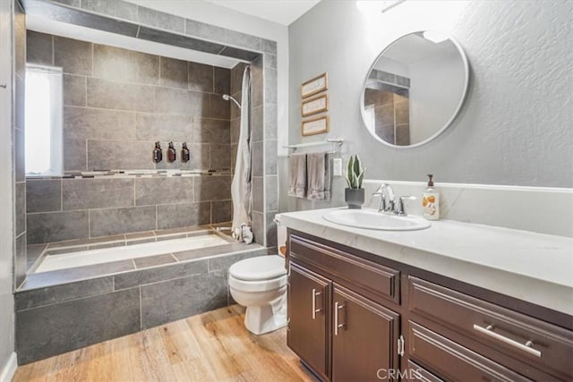 1033 Nadelhorn Dr, Lake Arrowhead, CA 92352 - bathroom featuring tiled shower / bath, toilet, vanity, and wood finished floors