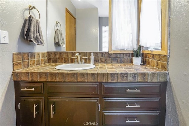 1033 Nadelhorn Dr, Lake Arrowhead, CA 92352 - bathroom with a textured wall and vanity