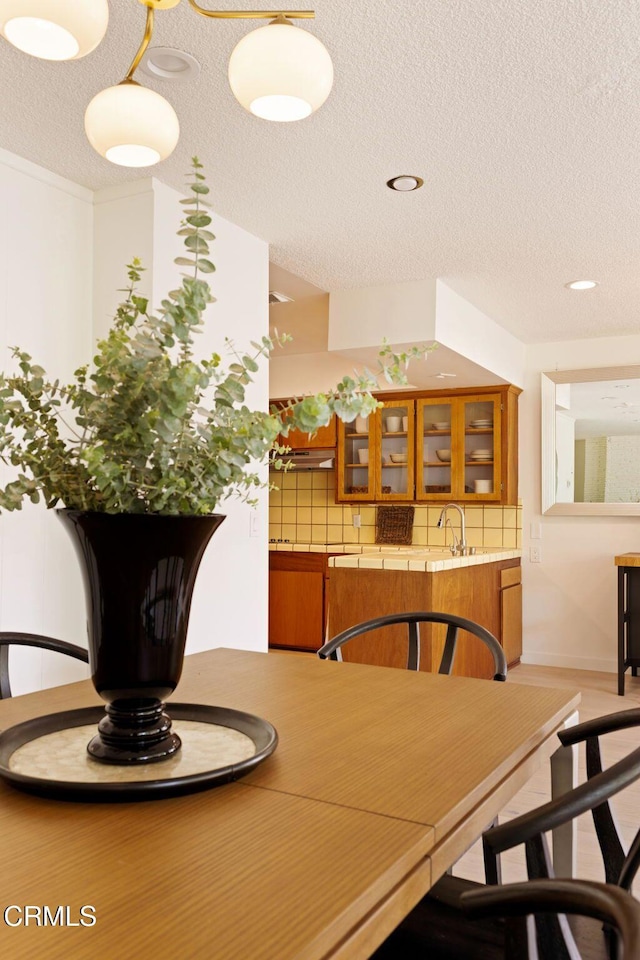 756 Linda Vista Ave, Pasadena, CA 91103 - dining space featuring a textured ceiling, wet bar, and recessed lighting