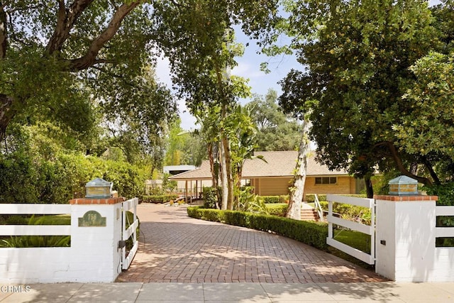 756 Linda Vista Ave, Pasadena, CA 91103 - gate featuring fence