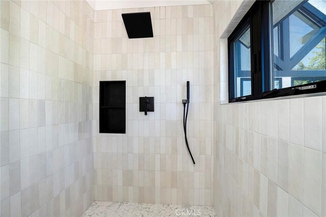 5633 E Deborah St, Long Beach, CA 90815 - bathroom featuring tiled shower