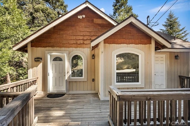 1053 Lausanne Dr, Crestline, CA 92325 - doorway to property featuring a deck and roof with shingles