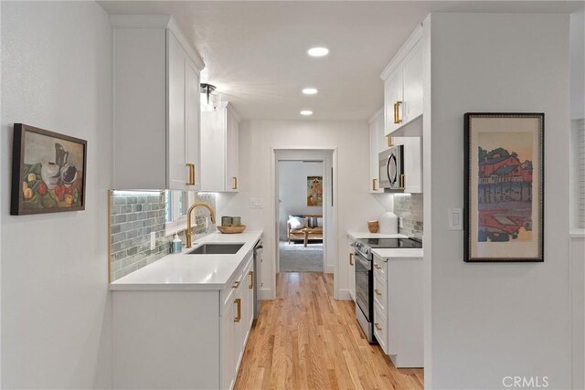 1105 Glenwood Ave, Chico, CA 95926 - kitchen with stainless steel appliances, a sink, light countertops, recessed lighting, and light wood-style floors