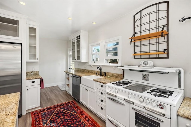 31462 La Matanza St, San Juan Capistrano, CA 92675 - kitchen with appliances with stainless steel finishes, a sink, white cabinets, wood finished floors, and recessed lighting