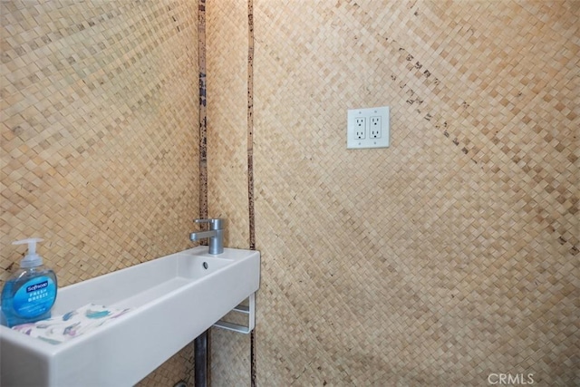 31462 La Matanza St, San Juan Capistrano, CA 92675 - bathroom with tile walls