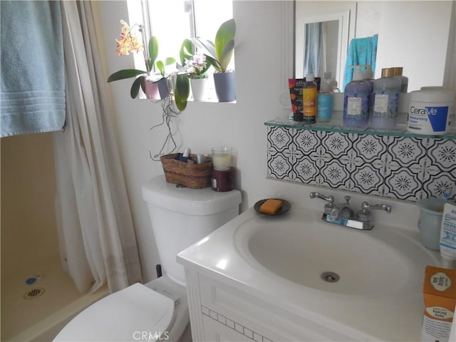 31462 La Matanza St, San Juan Capistrano, CA 92675 - bathroom featuring toilet, a shower with curtain, and vanity