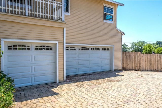 375 E County Line Rd, Calimesa, CA 92320 - garage with decorative driveway