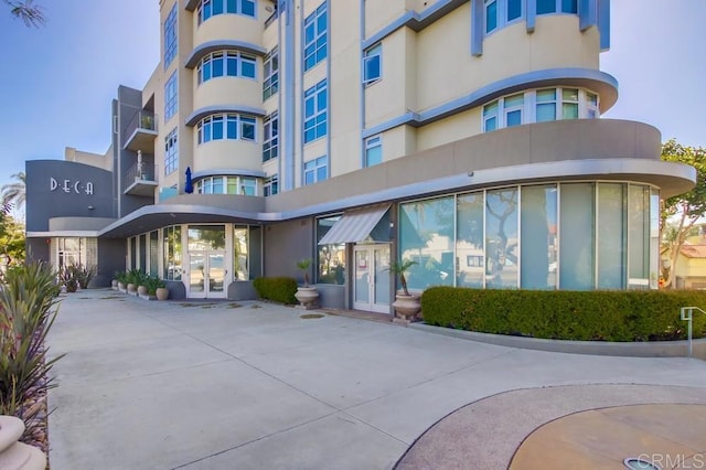 view of apartment building / complex