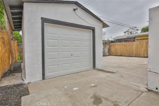 343 E 98th St, Los Angeles, CA 90003 - garage with fence